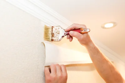 Pose de papier peint à Liffré — revêtements muraux et toiles de verre